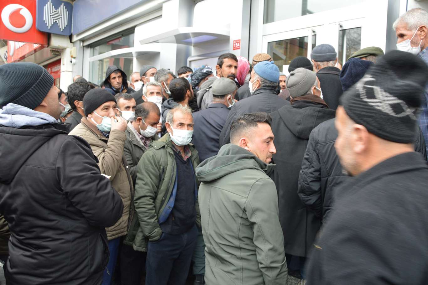 Ucuz fiyata satılan arpadan alabilmek isteyen halk uzun kuyruklar oluşturdu